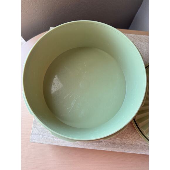 Vintage Tupperware Storage Bowl with Lid - 8" Diameter - Picture 10 of 11